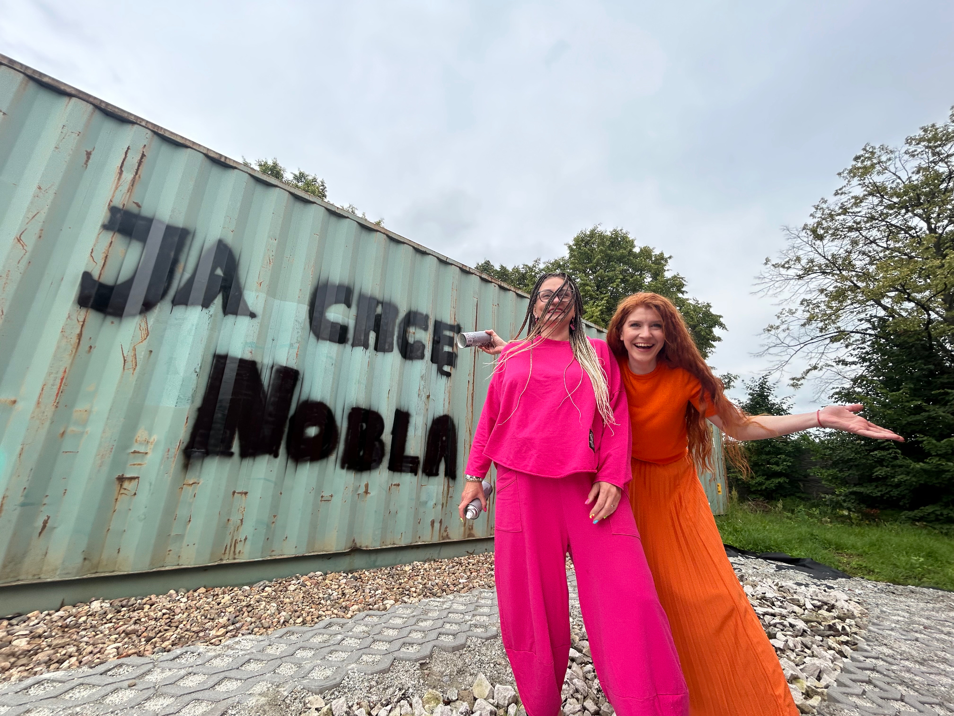 Założycielki Fundacji Ja Chcę Nobla przed muralem fundacji